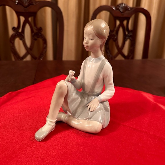 Lladro Handmade in Spain-Porcelain Figurine of “Girl w/Flower” Excellent Cond - Picture 9 of 9